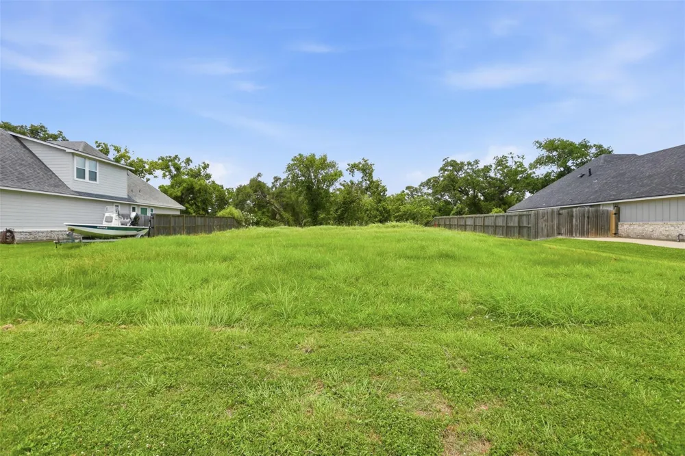 208 Creekside Lane Lake Jackson, TX 77566