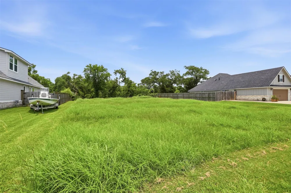 208 Creekside Lane Lake Jackson, TX 77566
