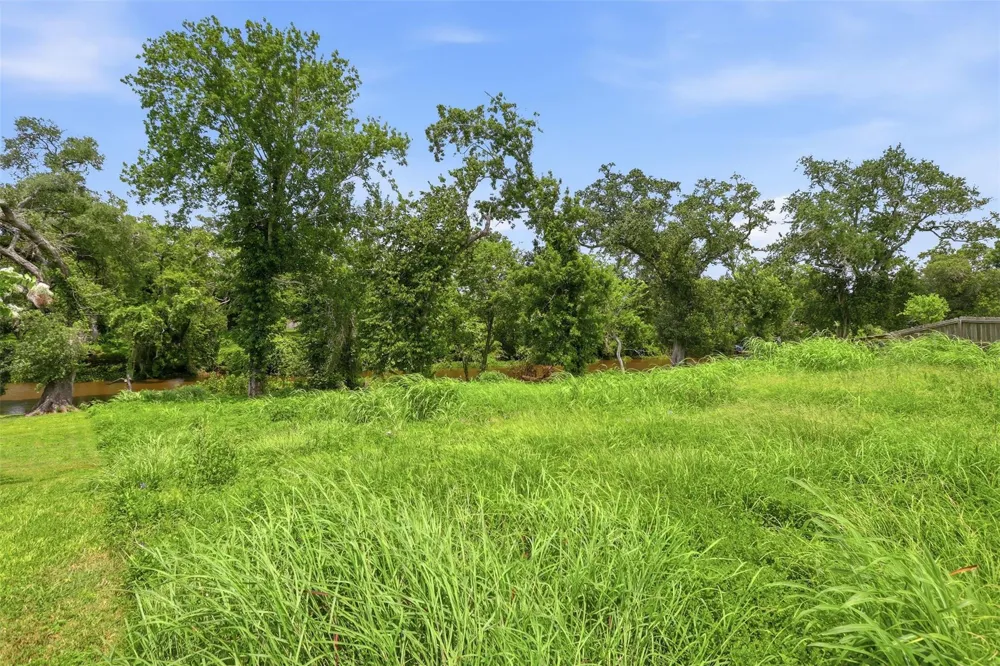 208 Creekside Lane Lake Jackson, TX 77566