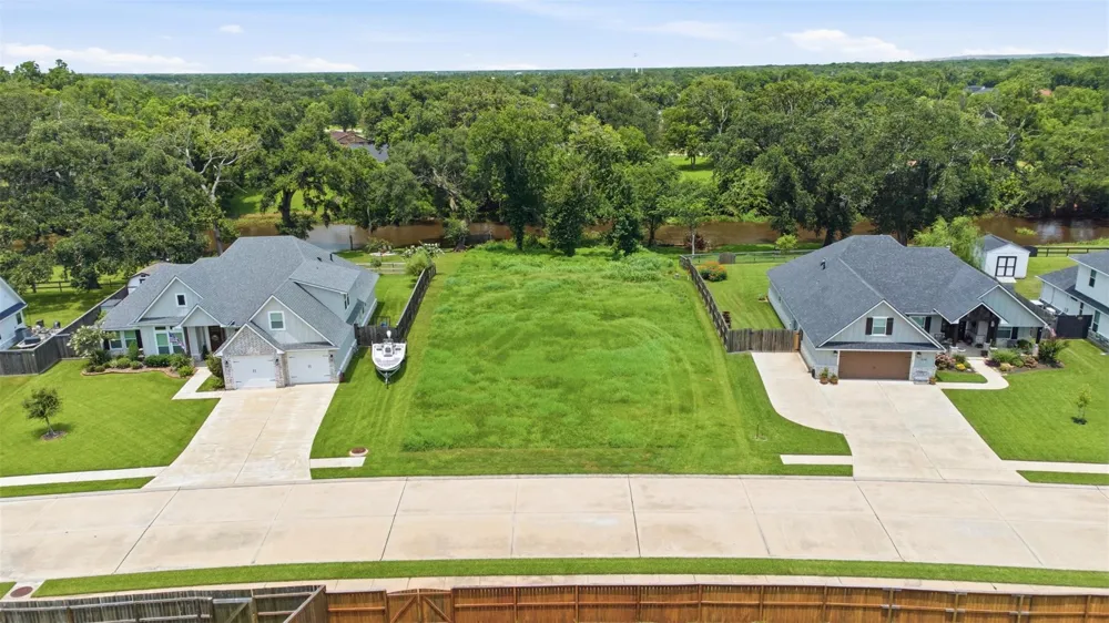 208 Creekside Lane Lake Jackson, TX 77566