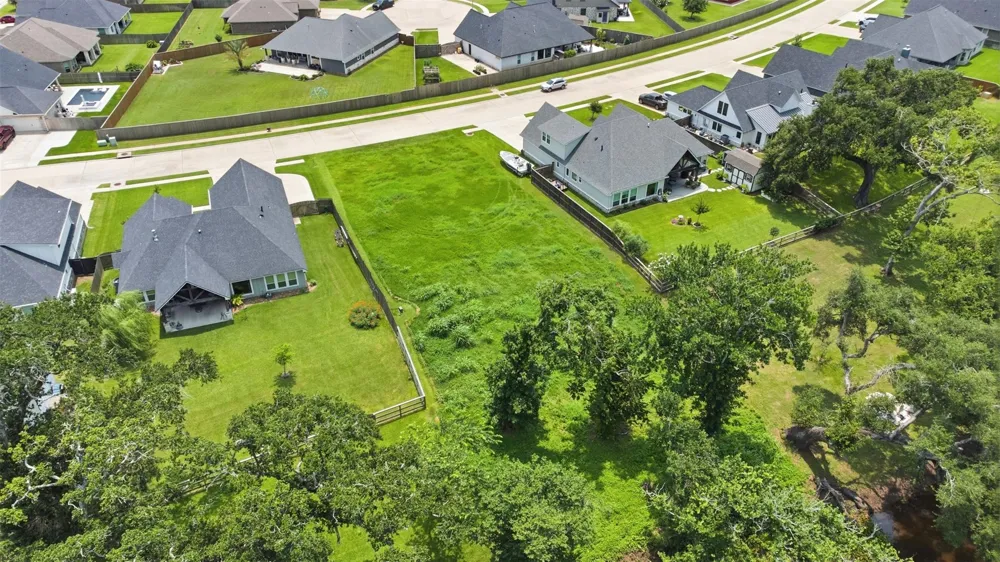 208 Creekside Lane Lake Jackson, TX 77566