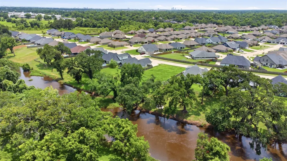 208 Creekside Lane Lake Jackson, TX 77566