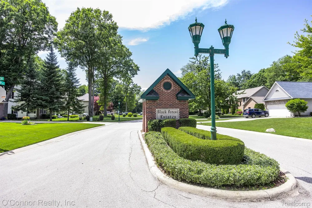 3239 Turnberry Port Huron Charter Township, MI 48060