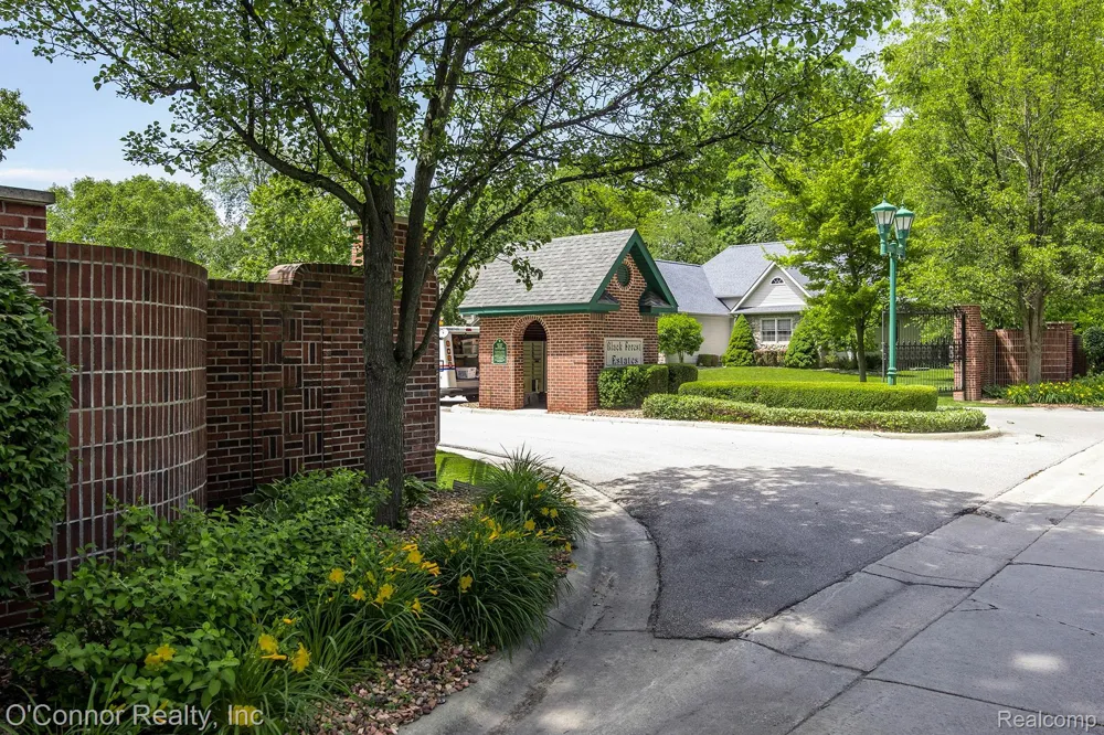3239 Turnberry Port Huron Charter Township, MI 48060