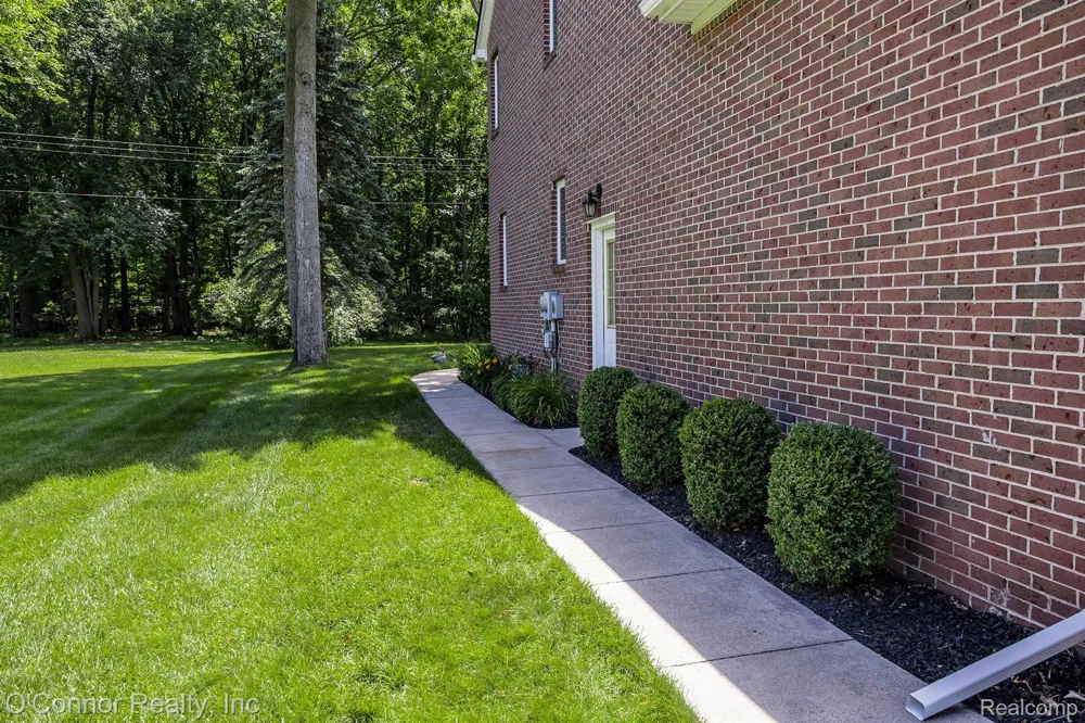 3239 Turnberry Port Huron Charter Township, MI 48060