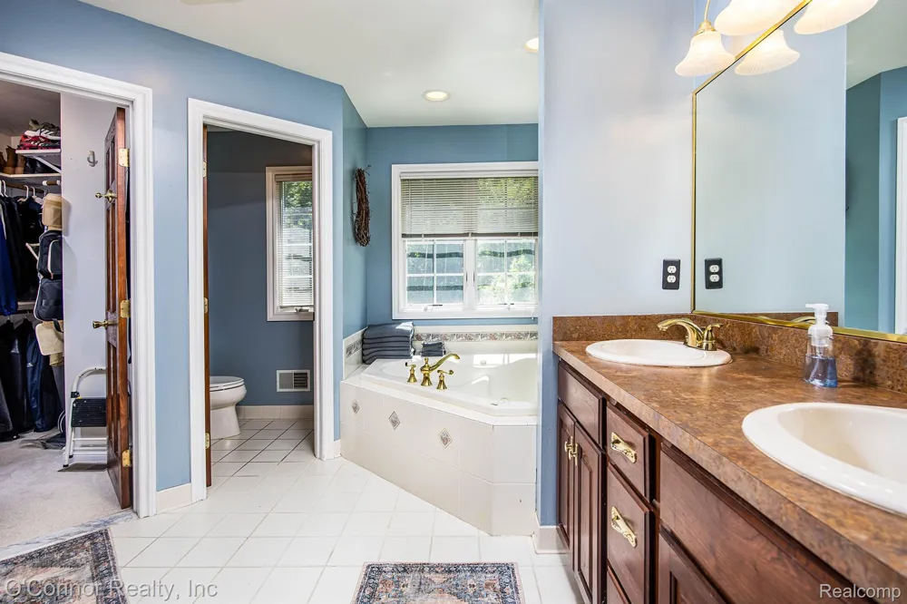 3239 Turnberry Port Huron Charter Township, MI 48060