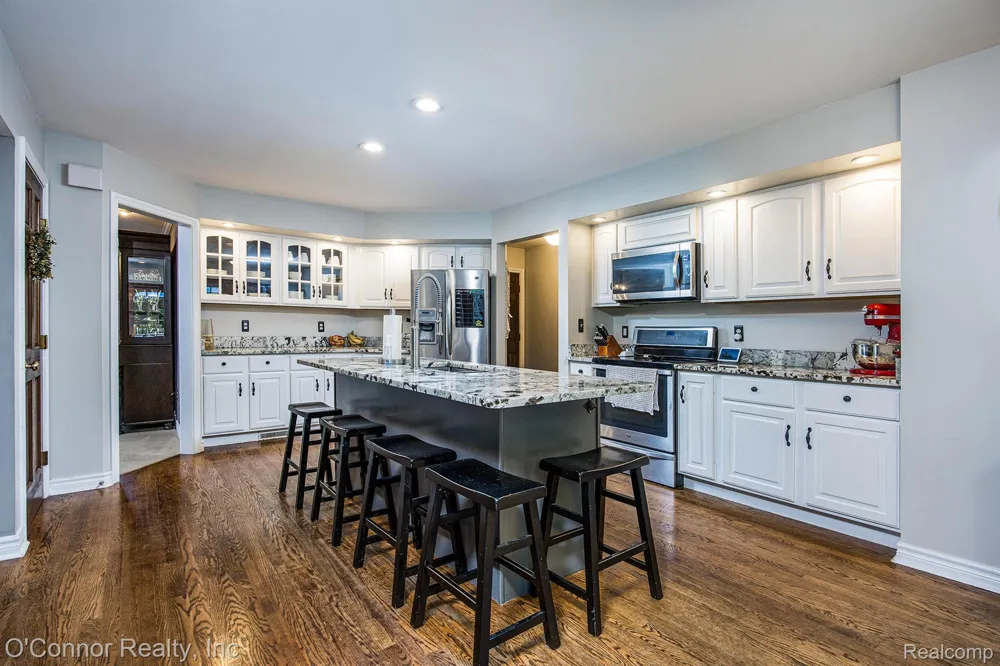3239 Turnberry Port Huron Charter Township, MI 48060