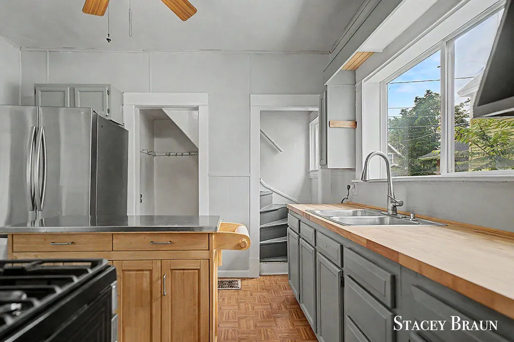1009 Courtney Street NW Grand Rapids, MI 49504