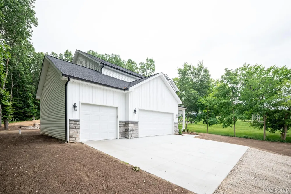 16085 Catalpa Ridge Drive Holly Township, MI 48442