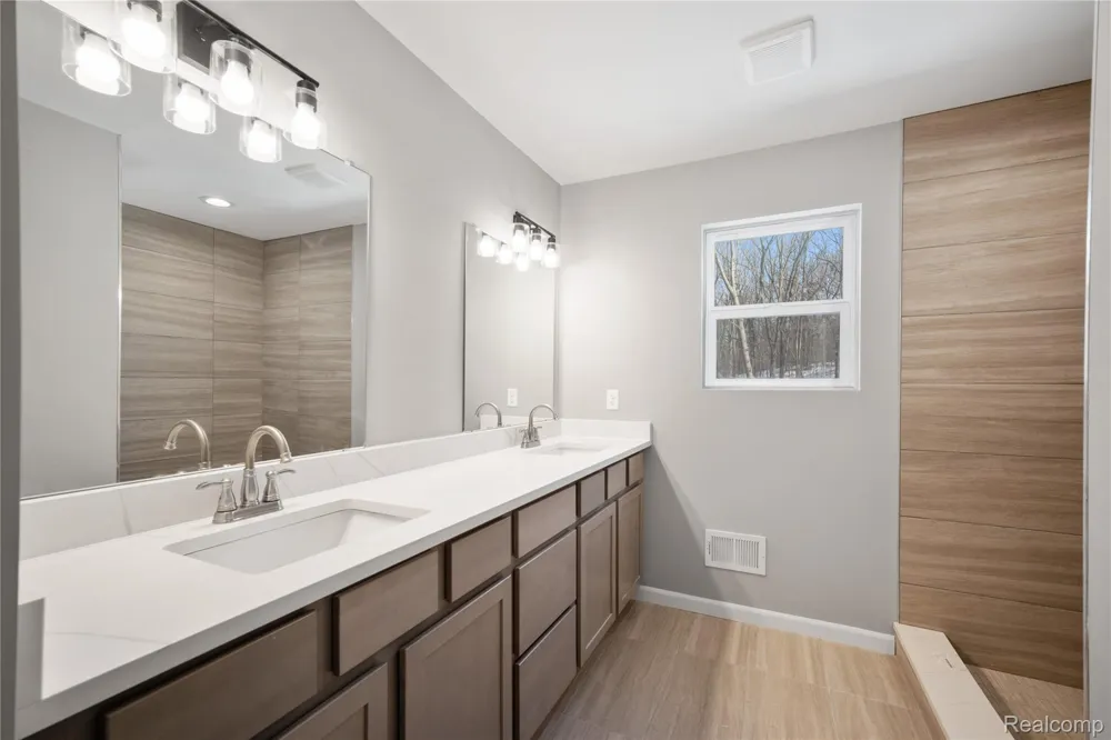 16085 Catalpa Ridge Drive Holly Township, MI 48442