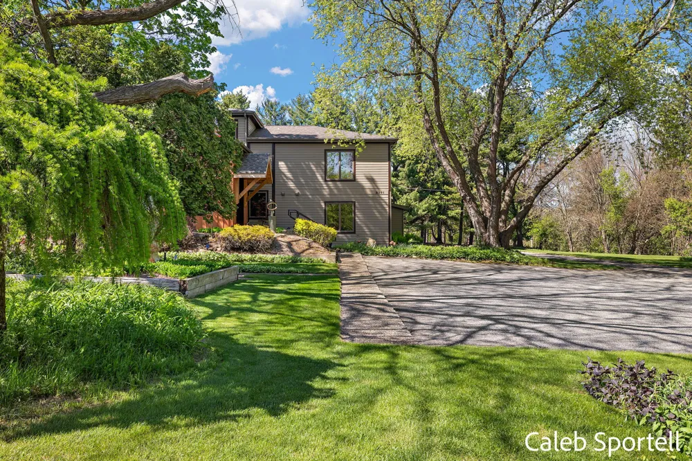 8201 Cherry Valley Avenue SE Caledonia, MI 49316