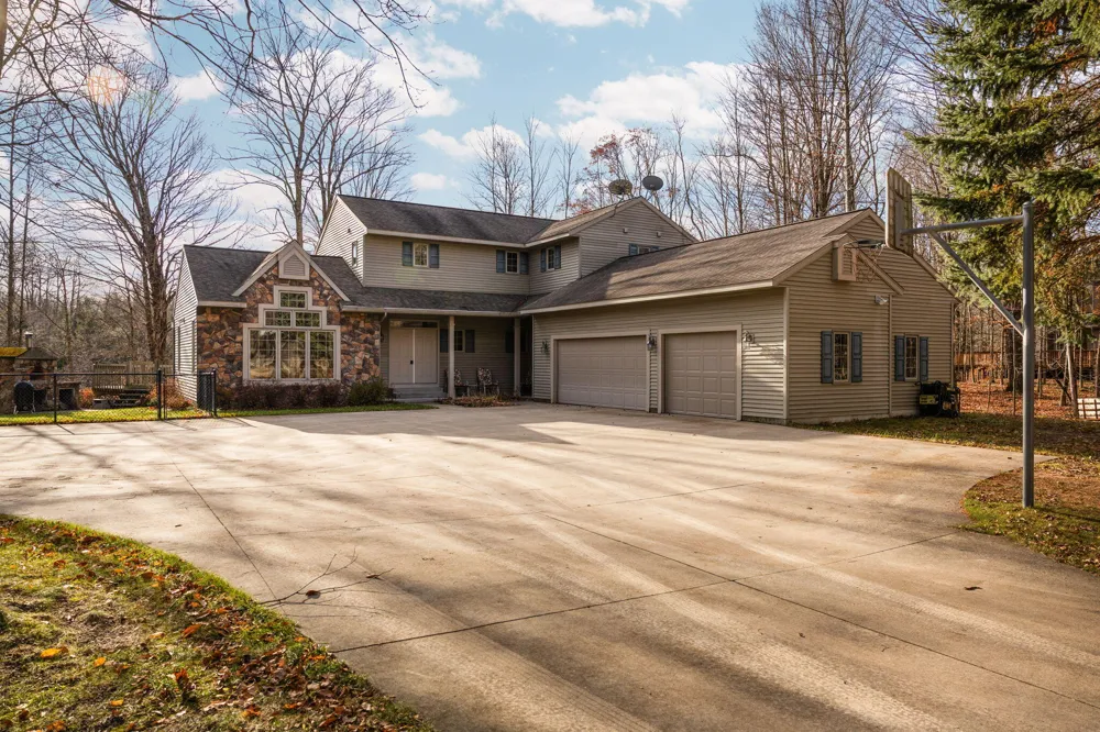 15445 Holly Drive Thompsonville, MI 49683
