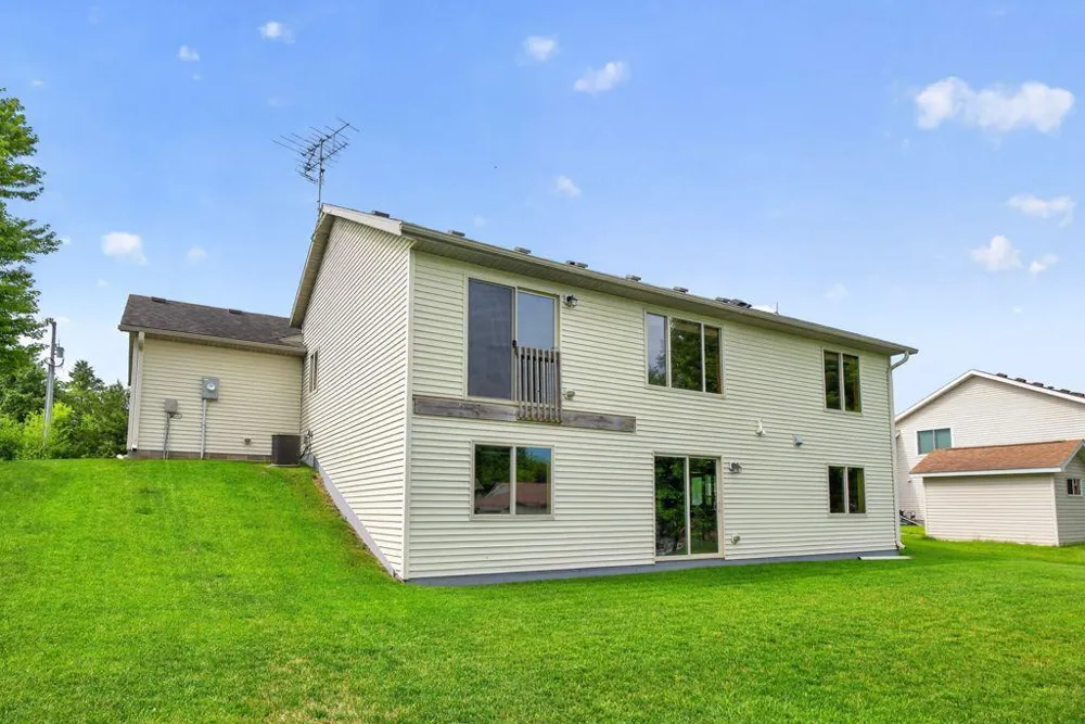 634 8th Street SW Pine Island, MN 55963