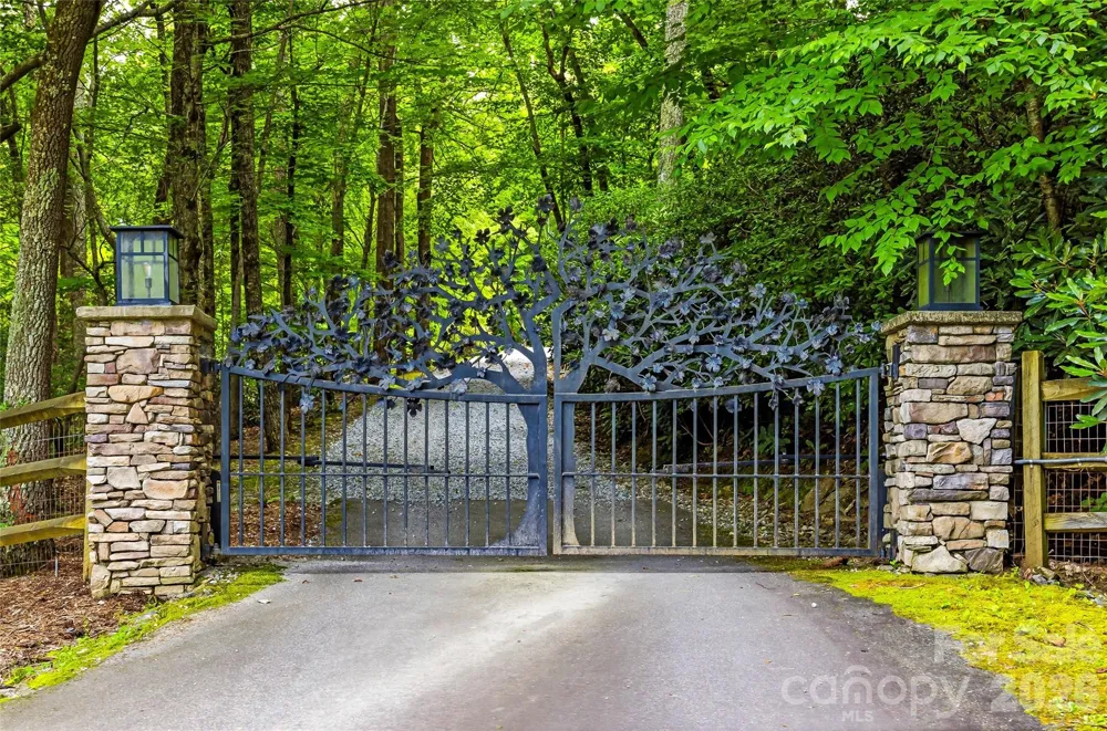 233 Tanglewood Lane Saluda, NC 28773