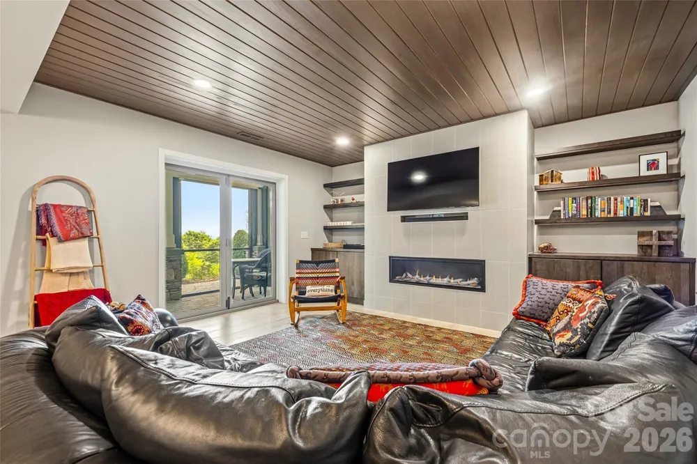 233 Tanglewood Lane Saluda, NC 28773