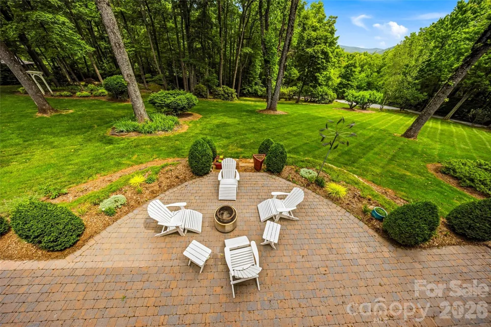 233 Tanglewood Lane Saluda, NC 28773