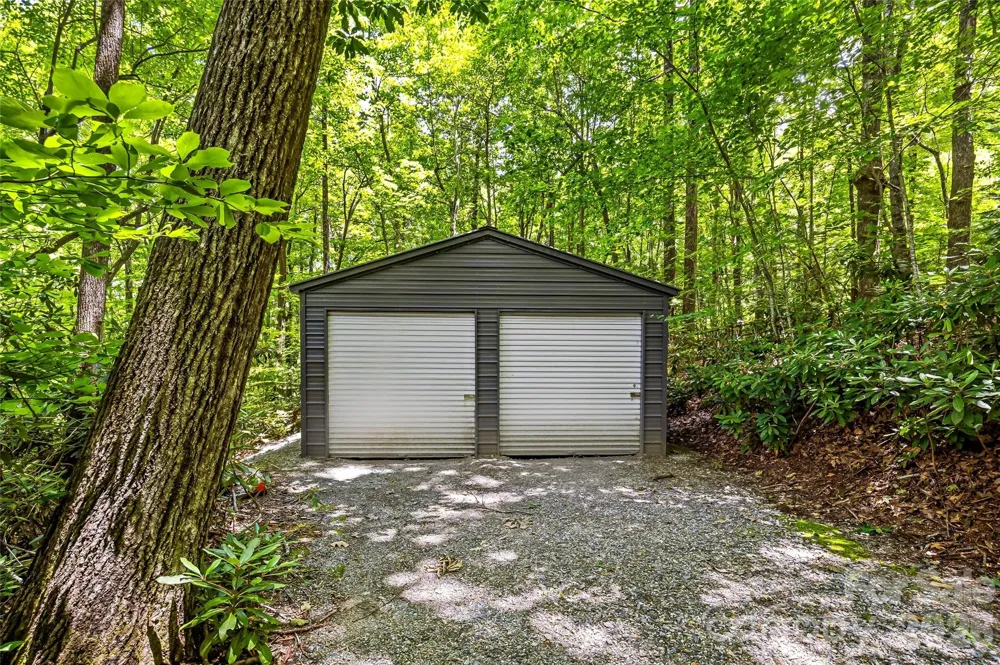 233 Tanglewood Lane Saluda, NC 28773