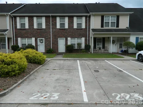 223 Linkside Court SE
