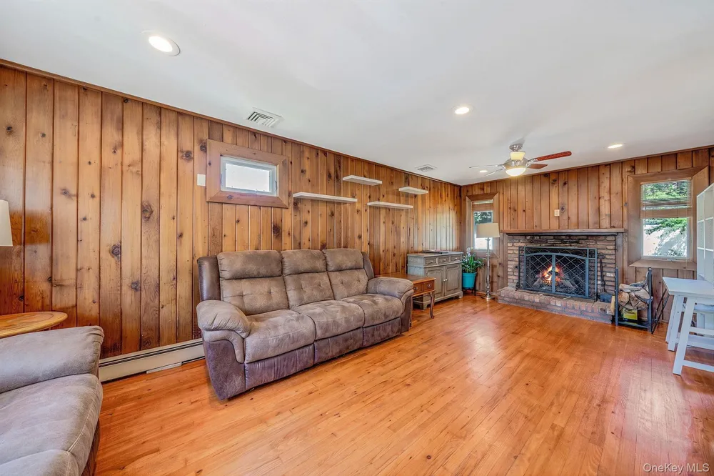 14 Benmor Court Plainview, NY 11803