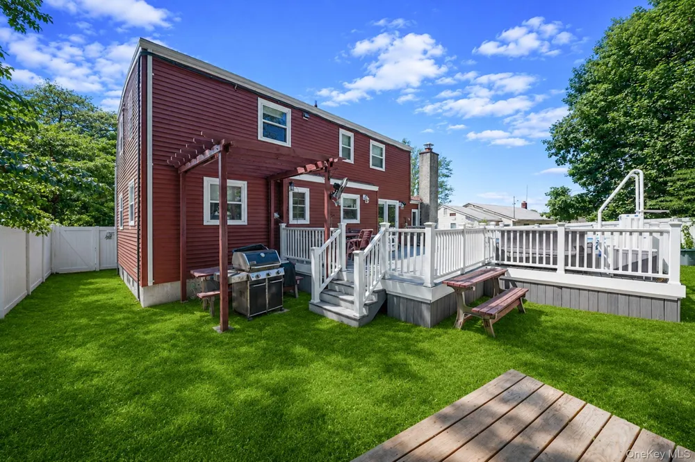 14 Benmor Court Plainview, NY 11803