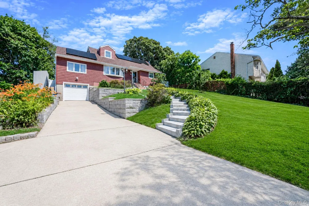 14 Benmor Court Plainview, NY 11803