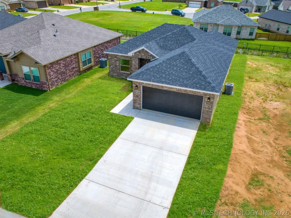 1190 Wild Indigo Circle Calera, OK 74730