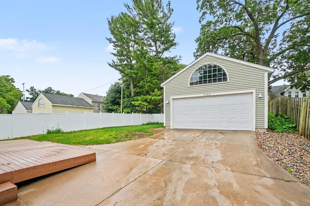 2123 Lakeshore Drive Muskegon, MI 49441