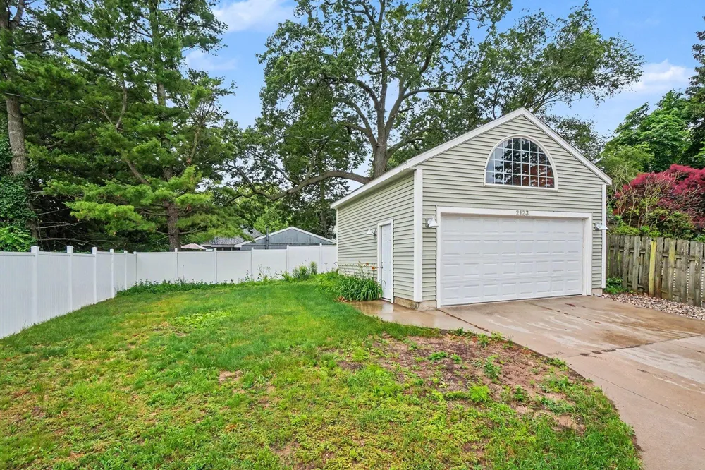 2123 Lakeshore Drive Muskegon, MI 49441