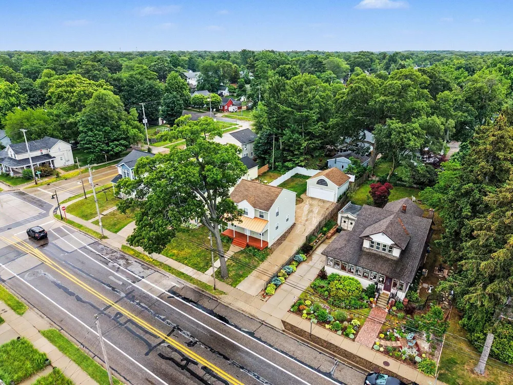 2123 Lakeshore Drive Muskegon, MI 49441