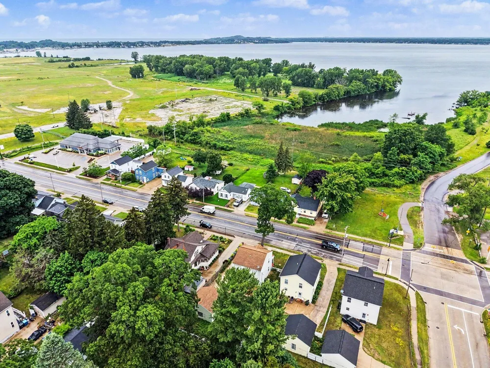 2123 Lakeshore Drive Muskegon, MI 49441