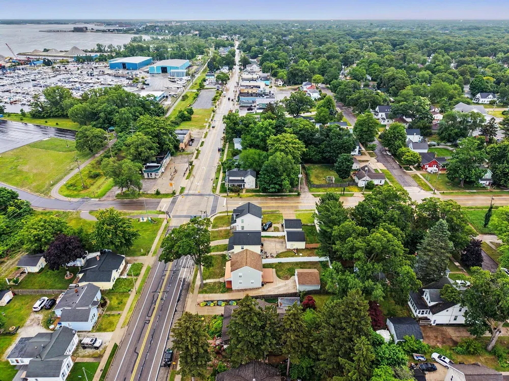 2123 Lakeshore Drive Muskegon, MI 49441