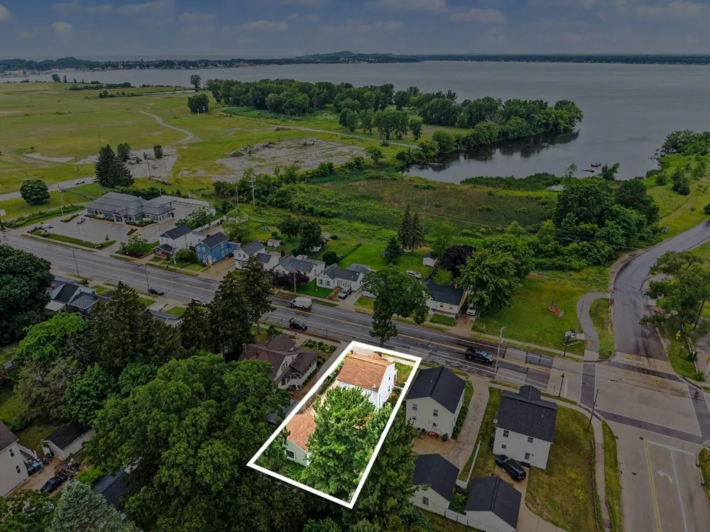 2123 Lakeshore Drive Muskegon, MI 49441