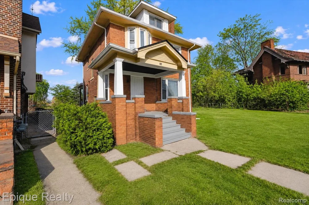 64 Glendale Street Highland Park City, MI 48203