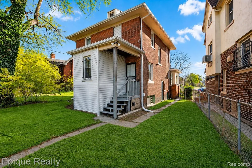 64 Glendale Street Highland Park City, MI 48203