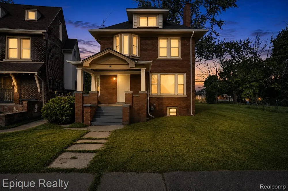 64 Glendale Street Highland Park City, MI 48203
