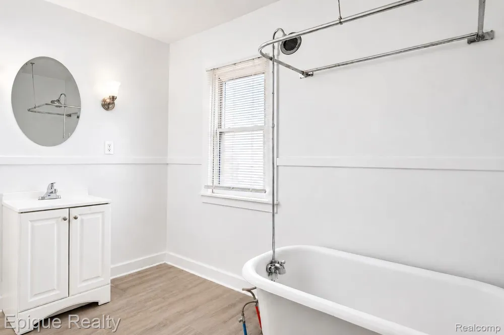 64 Glendale Street Highland Park City, MI 48203