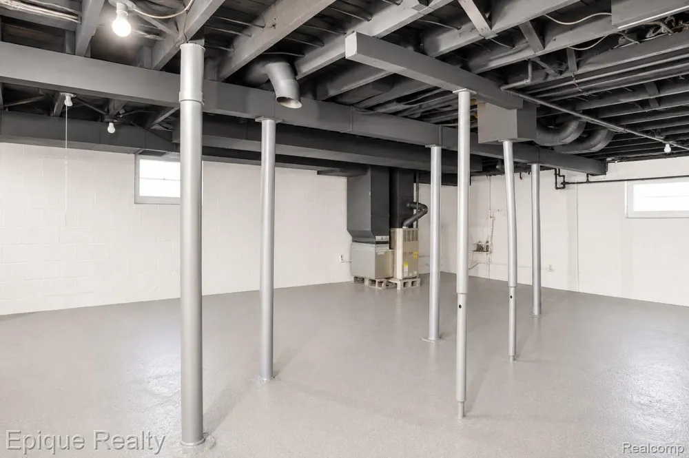 64 Glendale Street Highland Park City, MI 48203