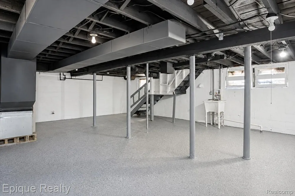 64 Glendale Street Highland Park City, MI 48203