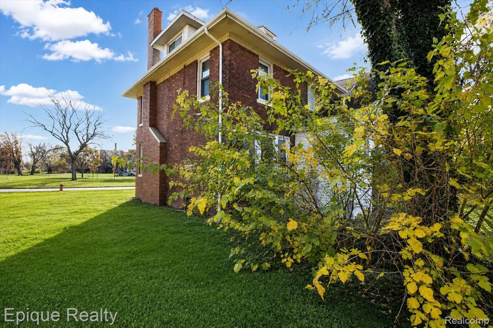 64 Glendale Street Highland Park City, MI 48203