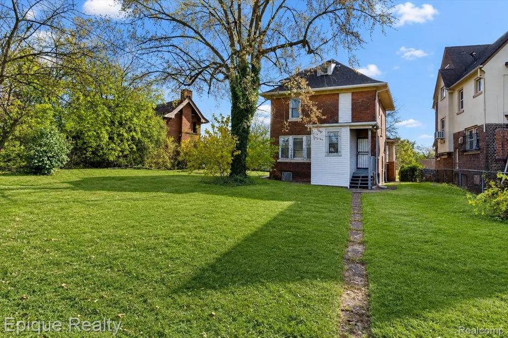 64 Glendale Street Highland Park City, MI 48203