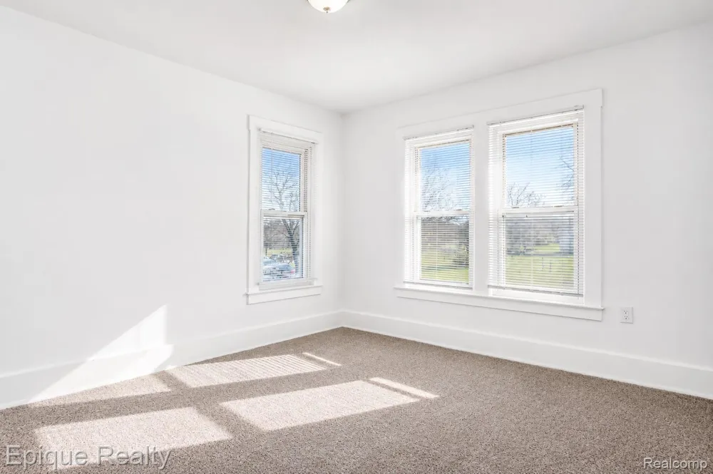 64 Glendale Street Highland Park City, MI 48203