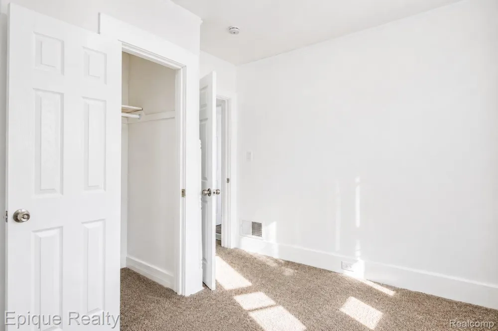 64 Glendale Street Highland Park City, MI 48203