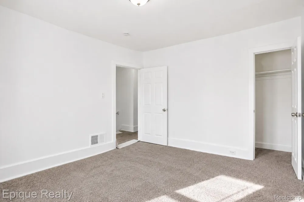 64 Glendale Street Highland Park City, MI 48203