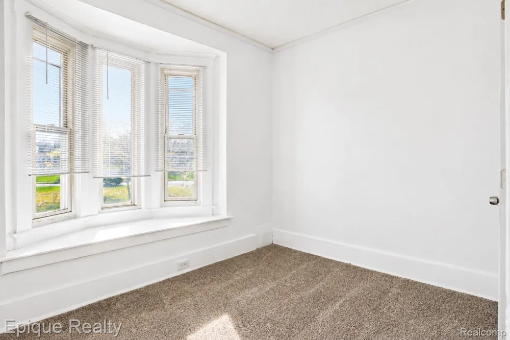 64 Glendale Street Highland Park City, MI 48203