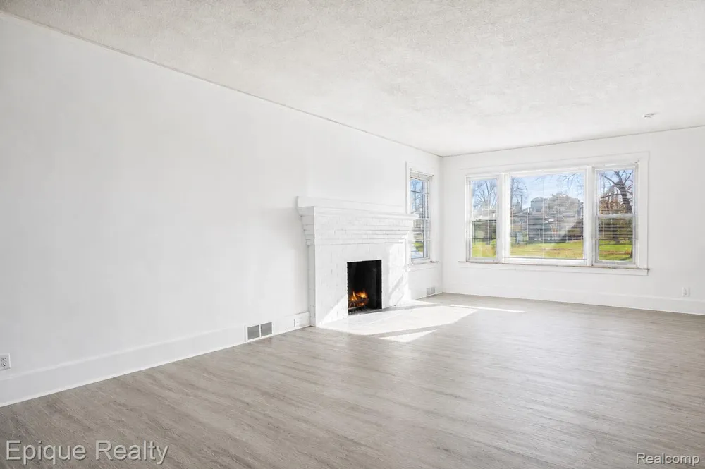 64 Glendale Street Highland Park City, MI 48203