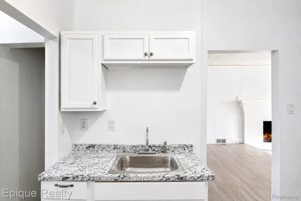 64 Glendale Street Highland Park City, MI 48203