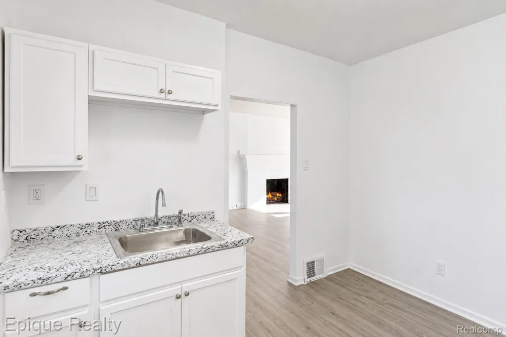 64 Glendale Street Highland Park City, MI 48203