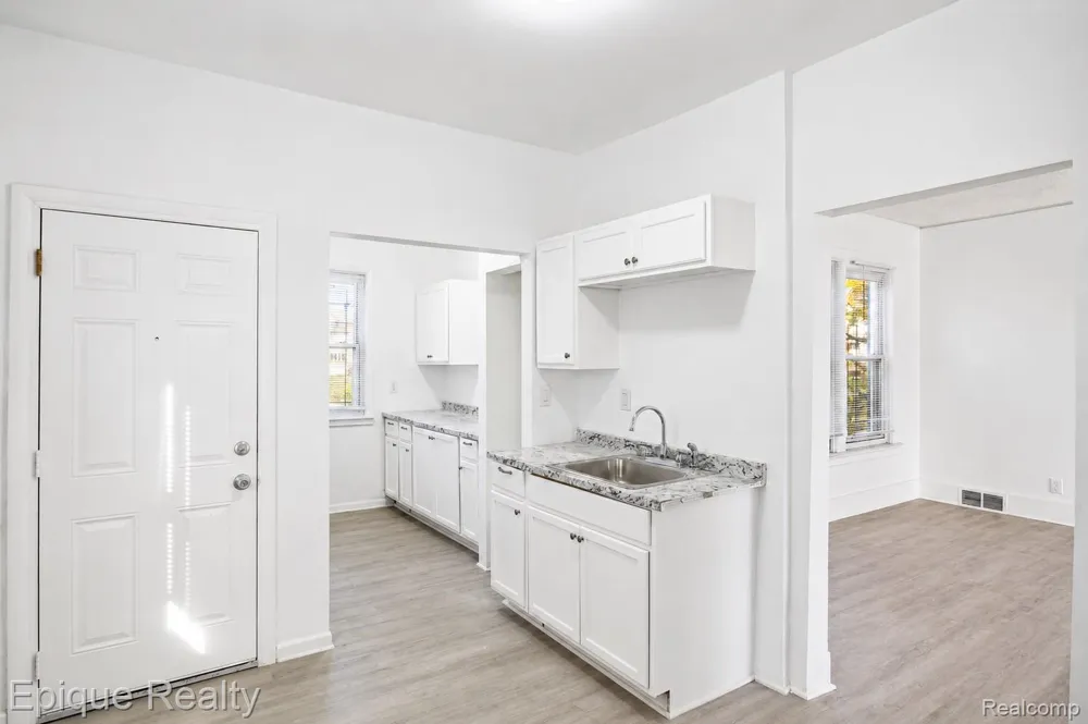 64 Glendale Street Highland Park City, MI 48203