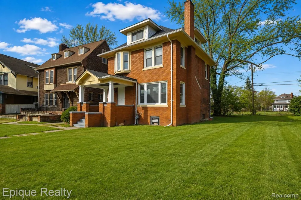 64 Glendale Street Highland Park City, MI 48203