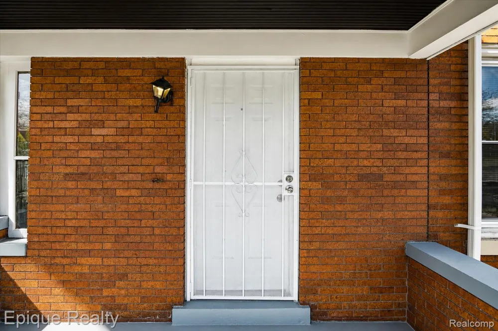 64 Glendale Street Highland Park City, MI 48203